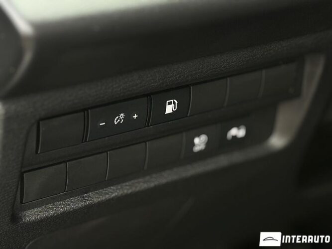 Mitsubishi Outlander 38 interauto-car