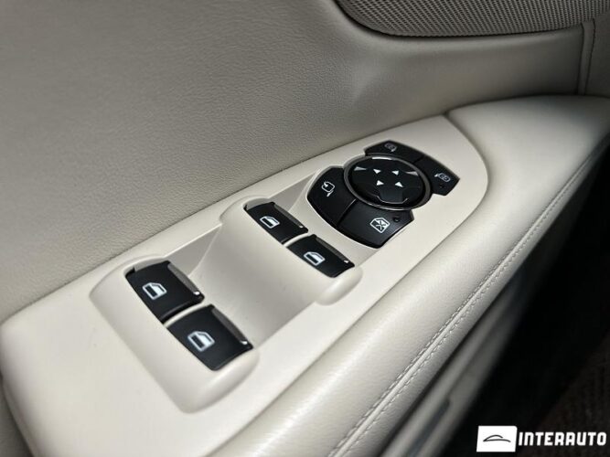 Lincoln MKZ 42 interauto-car