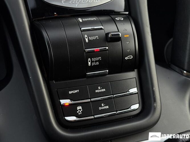 Porsche Cayenne S Hybrid 46 interauto-car