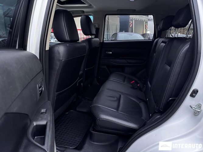 Mitsubishi Outlander 38 interauto-car