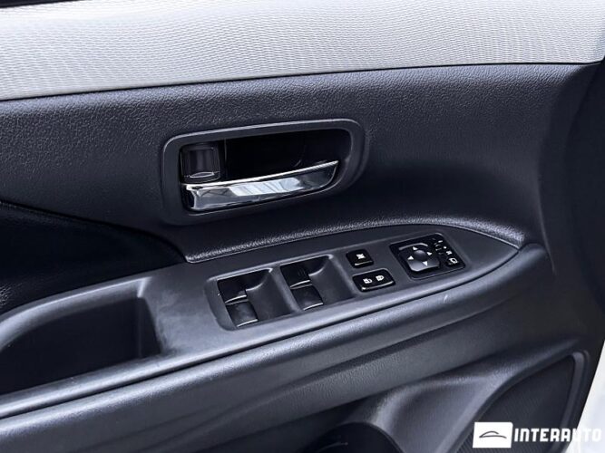 Mitsubishi Outlander 53 interauto-car