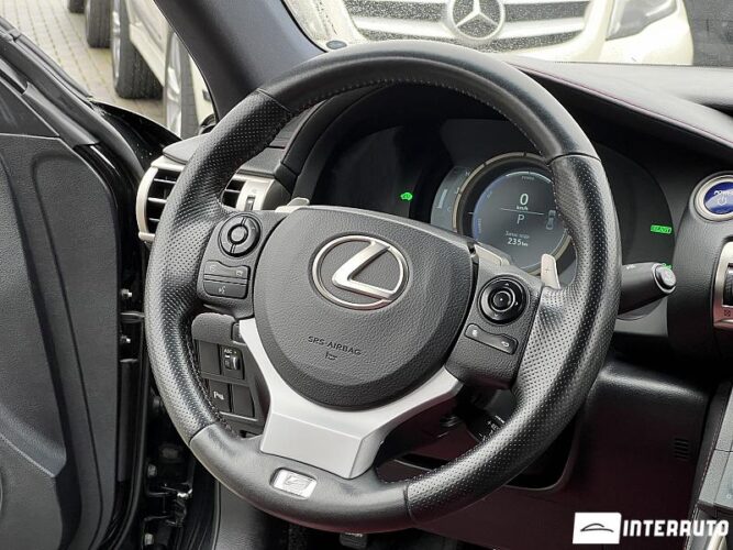 Lexus IS 300h 38 interauto-car