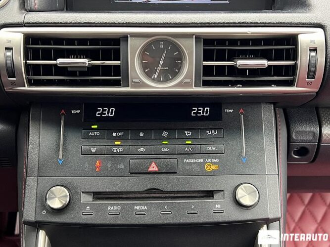 Lexus IS 300h 41 interauto-car