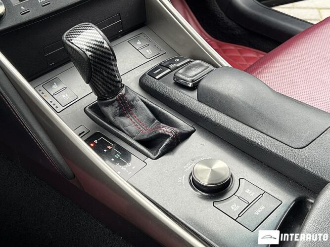 Lexus IS 300h 43 interauto-car