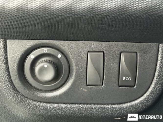 Dacia Sandero 33 interauto-car