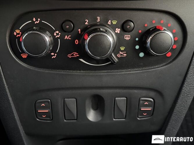 Dacia Sandero 37 interauto-car