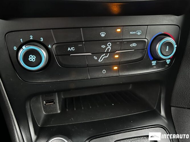 Ford Focus 38 interauto-car