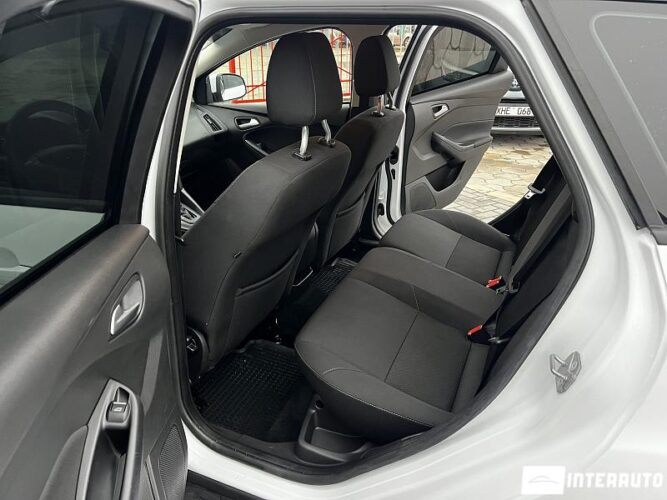 Ford Focus 41 interauto-car