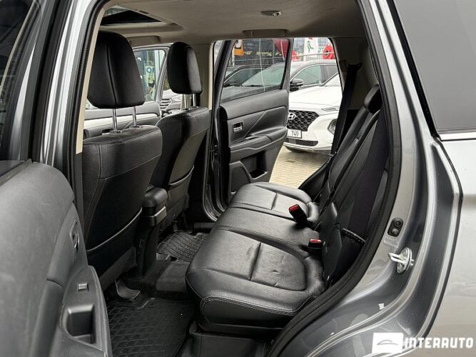 Mitsubishi Outlander 46 interauto-car