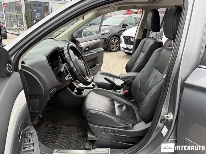 Mitsubishi Outlander 38 interauto-car