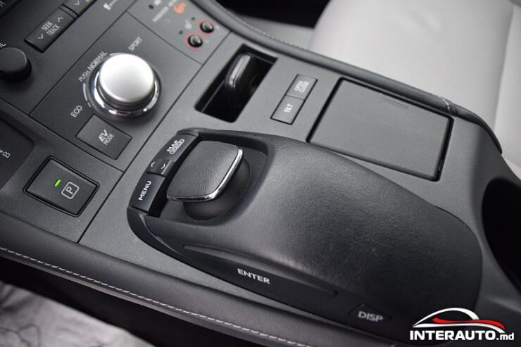 Lexus CT 200h 42 interauto-car