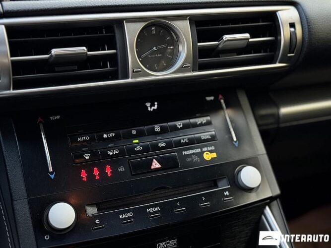 Lexus IS 300h 46 interauto-car