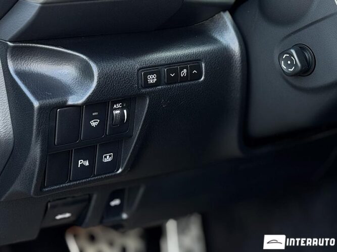 Lexus IS 300h 42 interauto-car