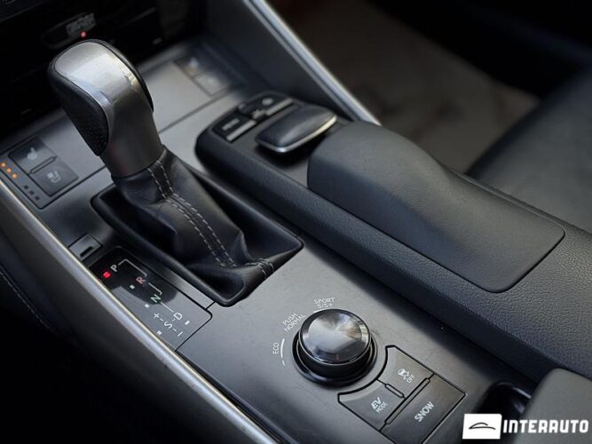Lexus IS 300h 48 interauto-car