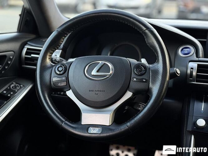 Lexus IS 300h 43 interauto-car