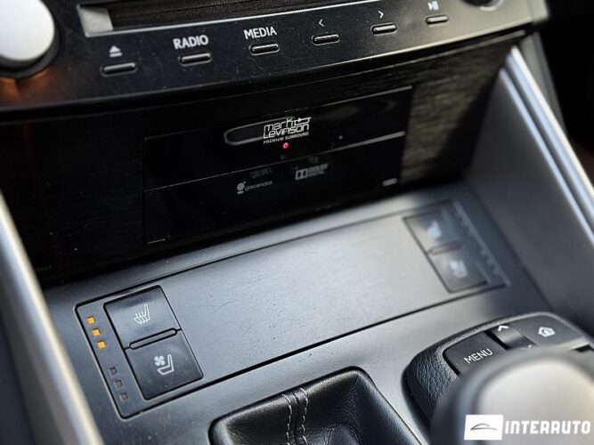 Lexus IS 300h 47 interauto-car