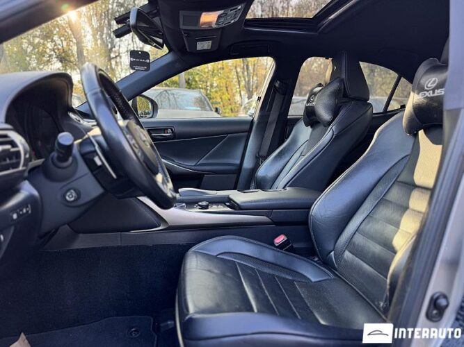 Lexus IS 300h 39 interauto-car