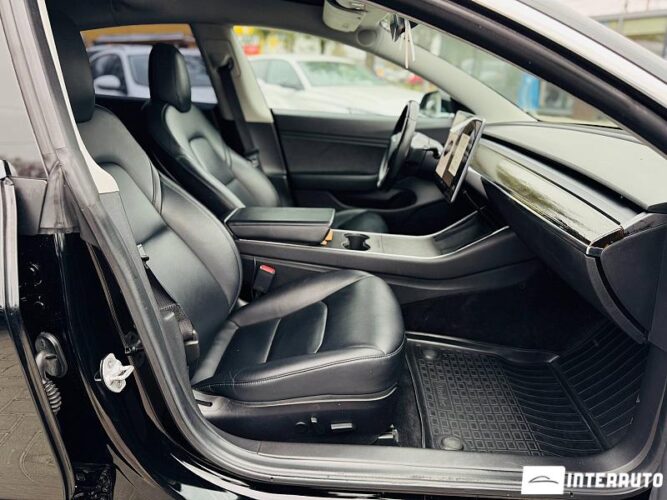 Tesla Model 3 37 interauto-car
