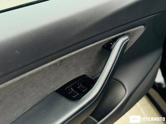 Tesla Model 3 38 interauto-car