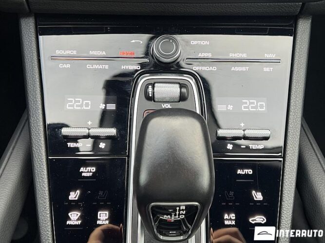 Porsche Cayenne E-Hybrid Coupe 48 interauto-car