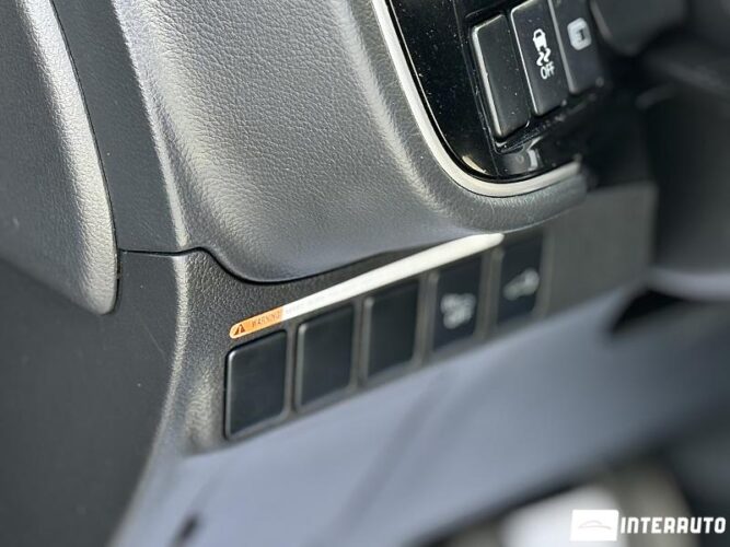 Mitsubishi Outlander 41 interauto-car