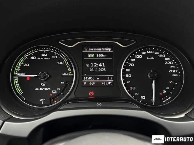 Audi A3 E-tron 38 interauto-car