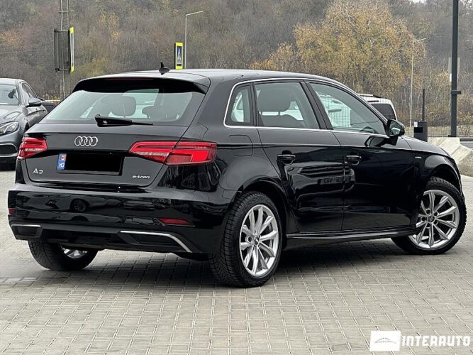 Audi A3 E-tron 33 interauto-car
