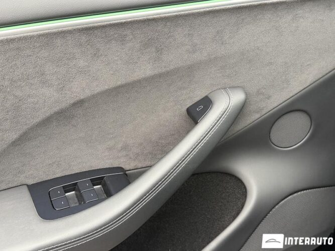 Tesla Model 3 36 interauto-car