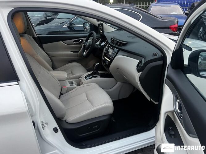 Nissan Rogue 37 interauto-car