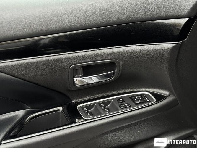 Mitsubishi Outlander 38 interauto-car