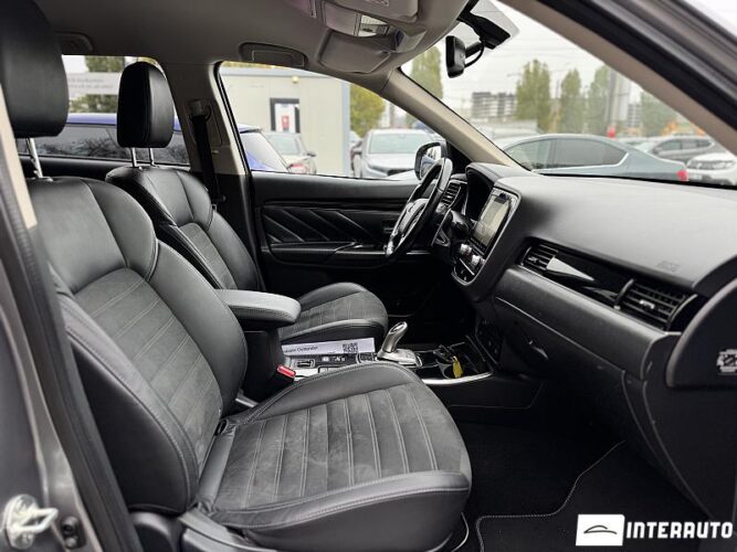 Mitsubishi Outlander 51 interauto-car
