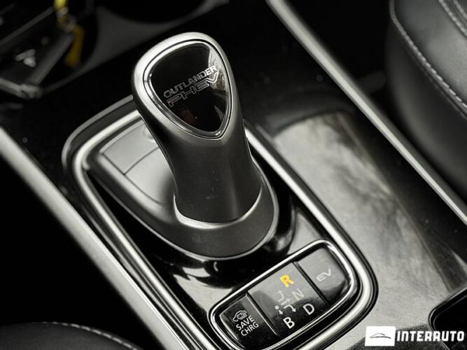 Mitsubishi Outlander 46 interauto-car