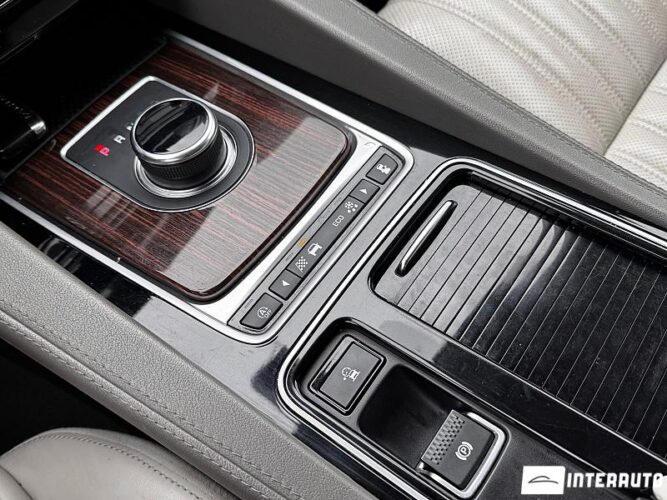 Jaguar F-Pace 44 interauto-car