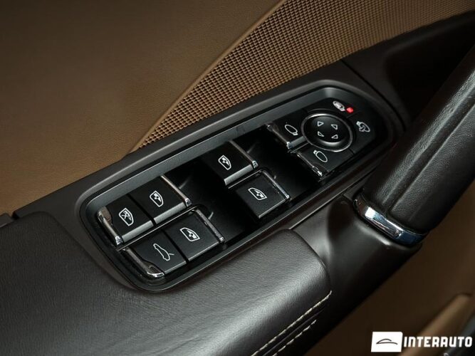 Porsche Cayenne S Hybrid 40 interauto-car