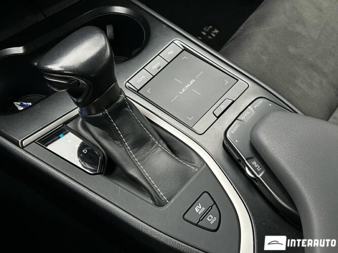 Lexus UX 250h 45 interauto-car