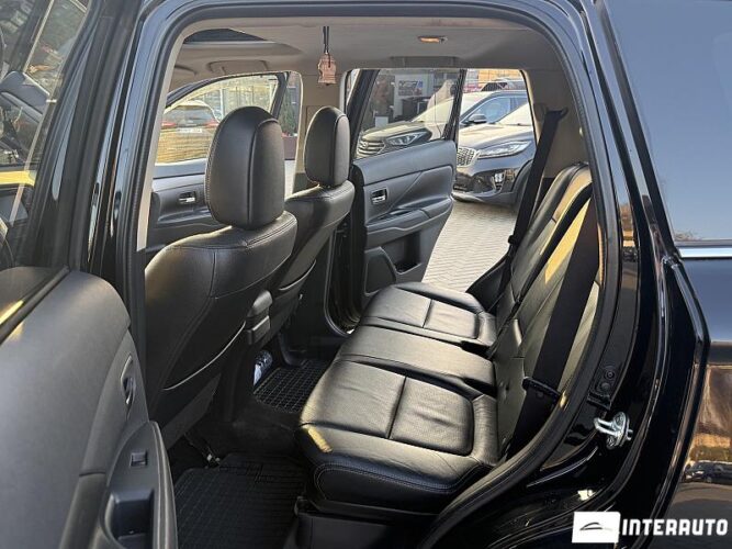 Mitsubishi Outlander 42 interauto-car