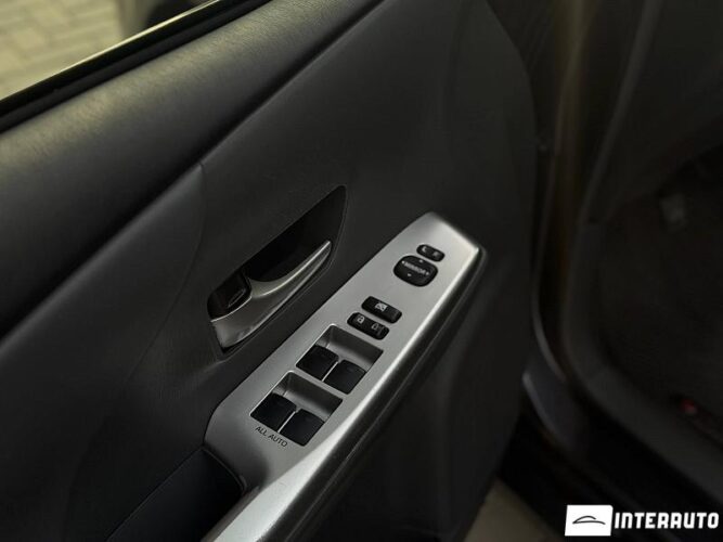 Toyota Prius Plus / V 45 interauto-car