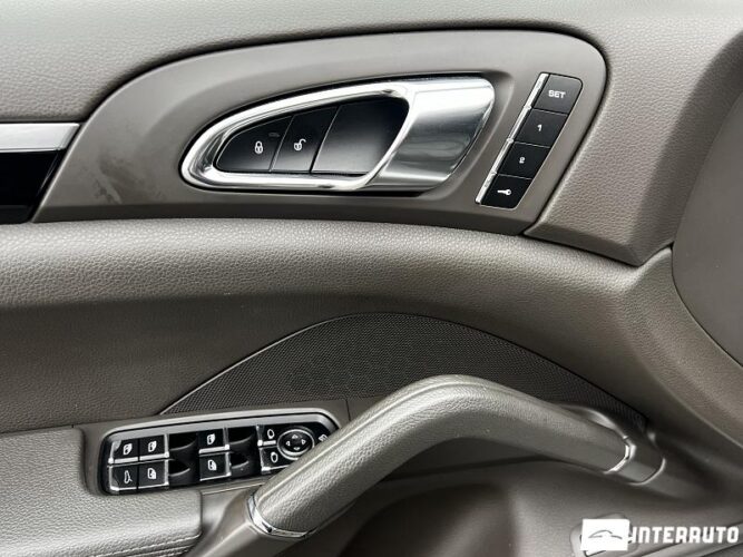 Porsche Cayenne S Hybrid 46 interauto-car