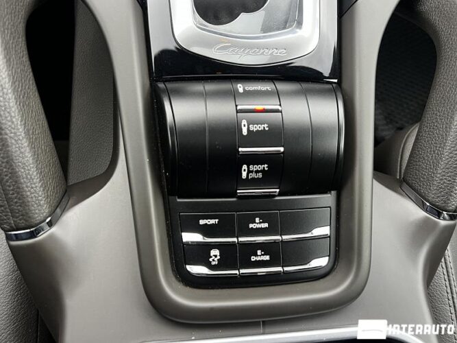 Porsche Cayenne S Hybrid 45 interauto-car