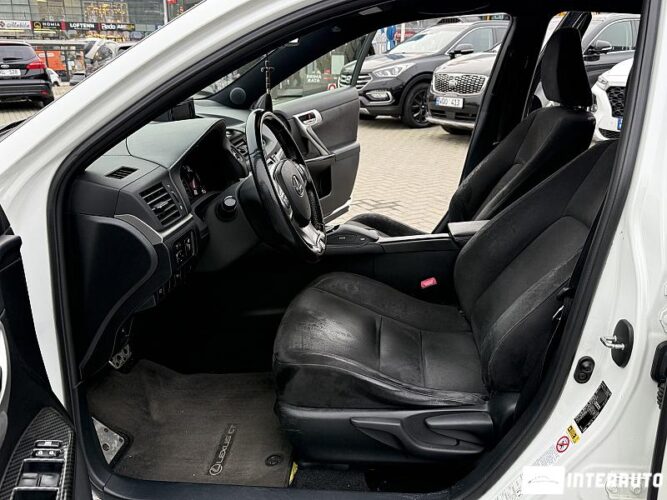 Lexus CT 200h 36 interauto-car