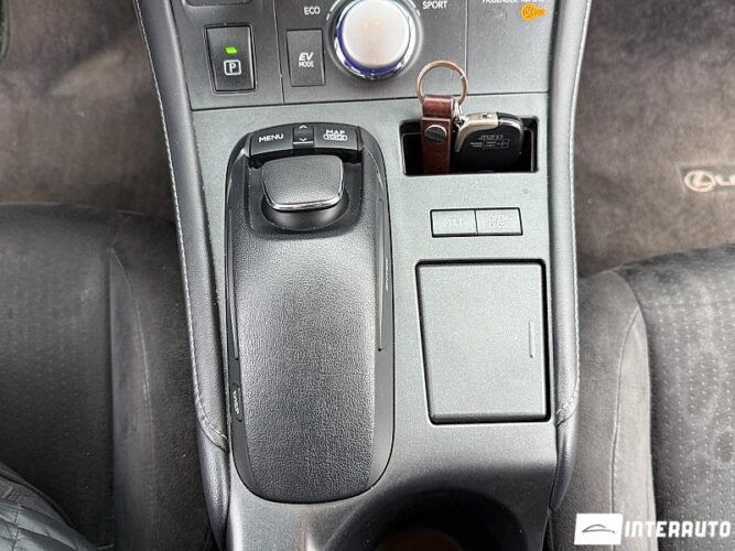 Lexus CT 200h 43 interauto-car