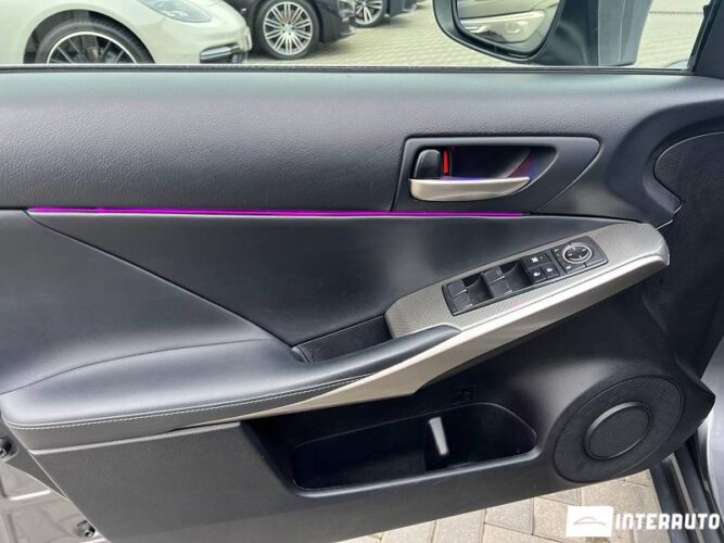 Lexus IS 300 38 interauto-car