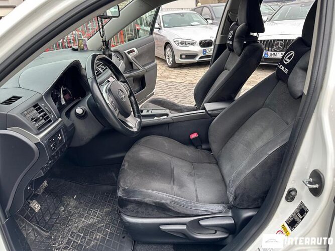 Lexus CT 200h 35 interauto-car