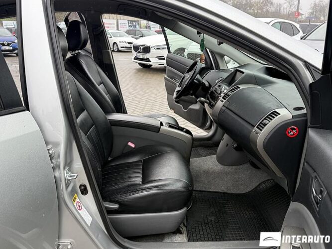 Toyota Prius 44 interauto-car