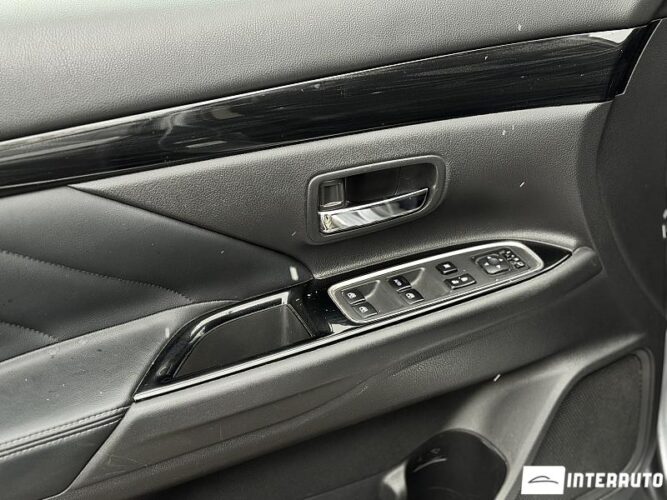 Mitsubishi Outlander 35 interauto-car