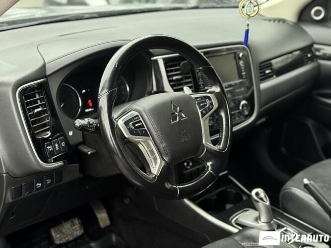 Mitsubishi Outlander 37 interauto-car