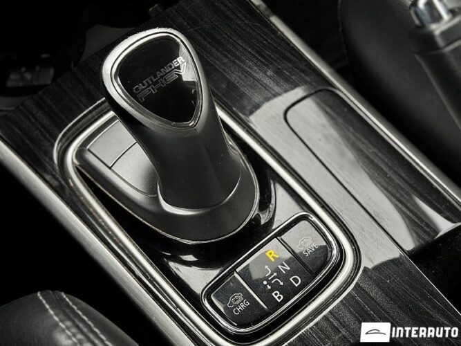 Mitsubishi Outlander 42 interauto-car