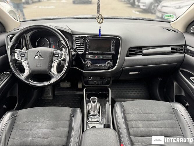 Mitsubishi Outlander 44 interauto-car