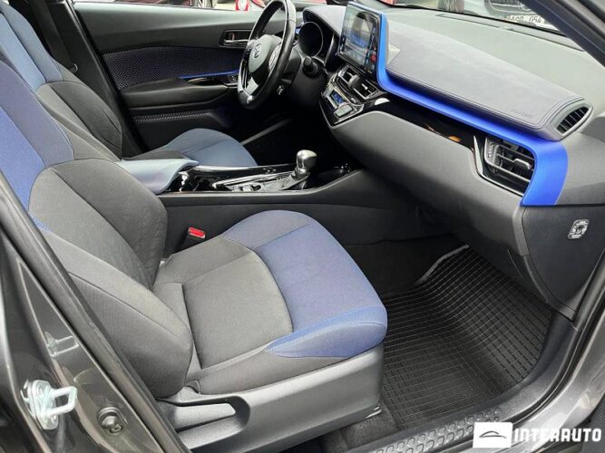 Toyota C-HR 38 interauto-car