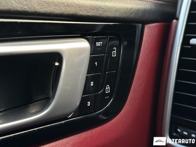 Porsche Cayenne E-Hybrid 46 interauto-car